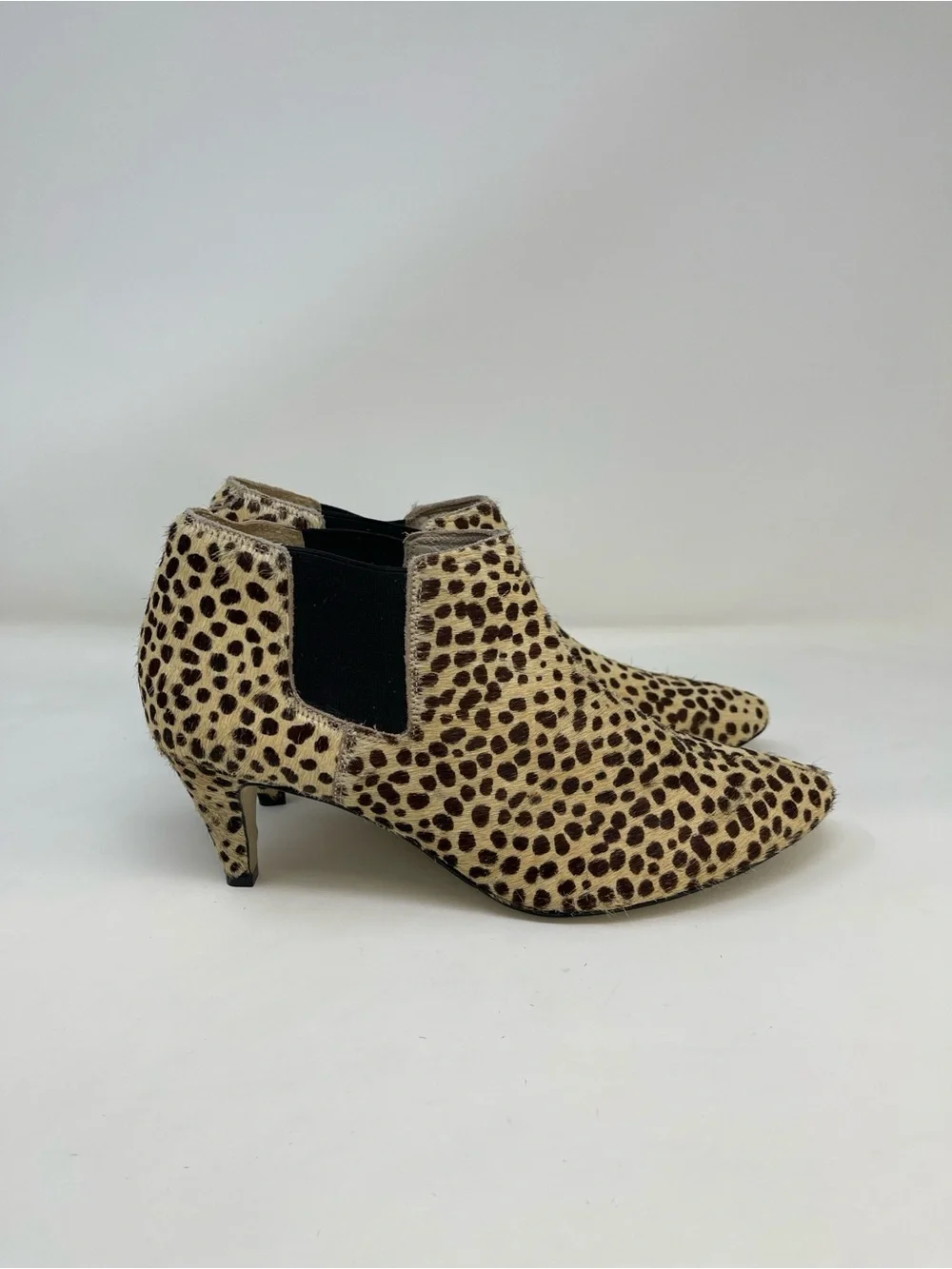 NWOB Matisse Brynn genuine calf hair Chelsea Kitten Heel Ankle Booties size 9